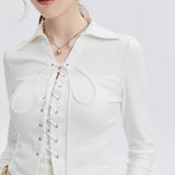 Baju Atasan Putih Bergaya dengan Bahagian Hadapan Bertali dan Jahitan Kontras