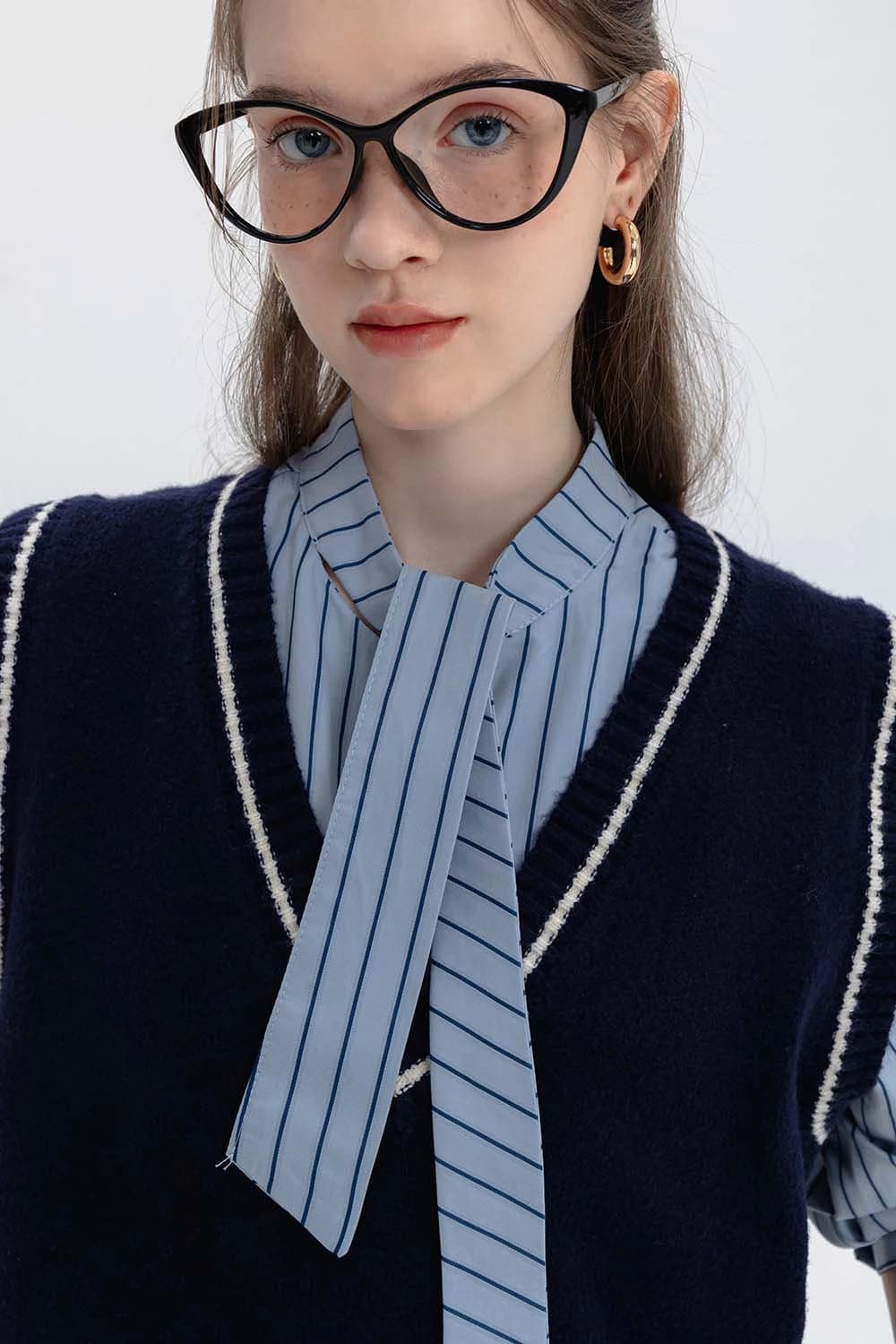 Baju Sweater Klasik dan Duo Baju Belang Pin untuk Penampilan Kasual Pintar