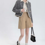 เสื้อแจ็คเก็ตสตรีสไตล์ Chanel ผ้าทวีตสีดำและสีขาวคลาสสิก