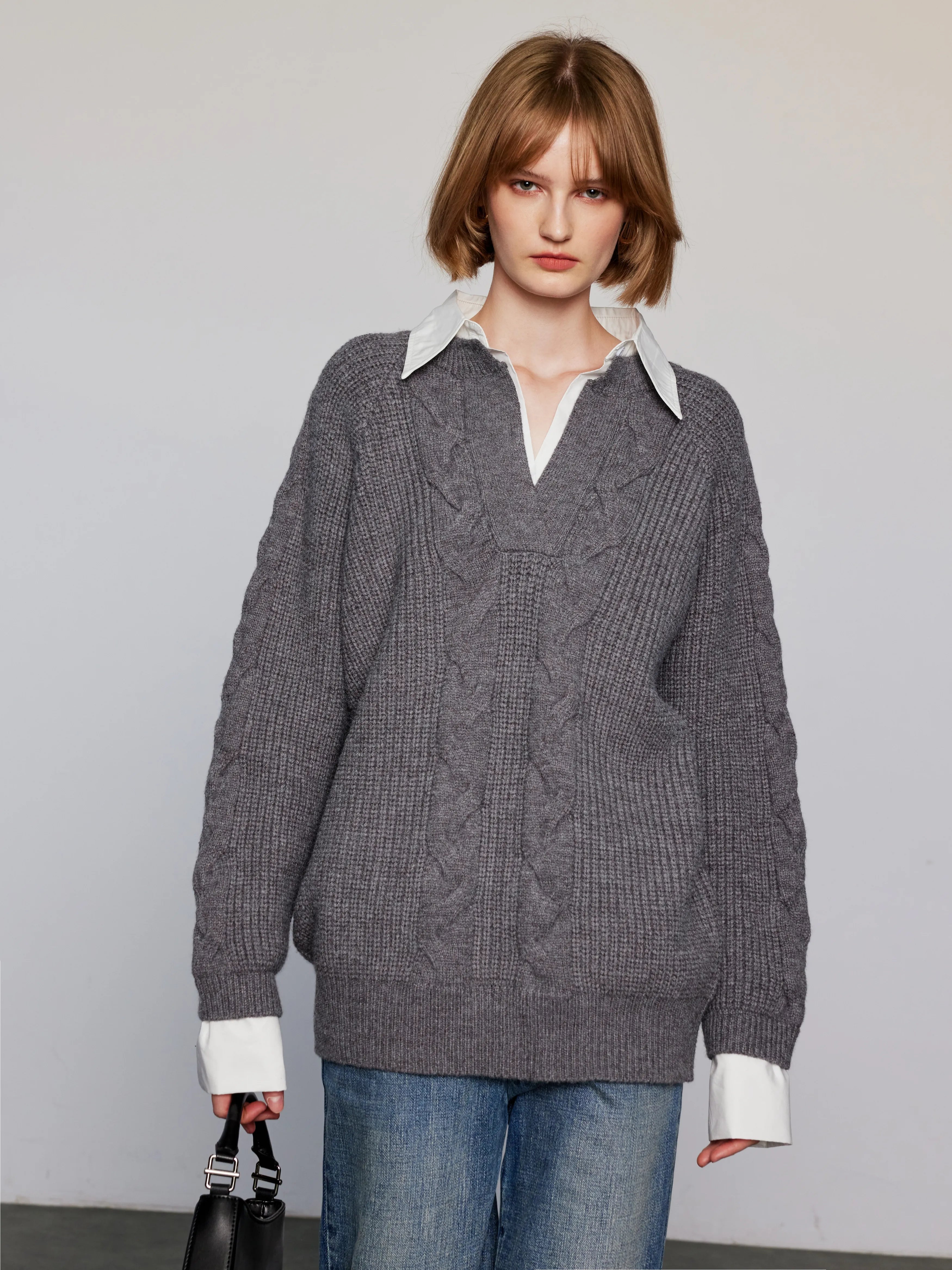Sweater Knit Kabel Bersaiz Besar dalam Krim dengan Lapisan Baju Berkolar