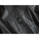 스탠드업 칼라와 주름진 밑단이 있는 가죽 재킷