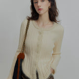 Áo len đan gân có viền tương phản và đóng cúc