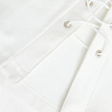 Baju Atasan Putih Bergaya dengan Bahagian Hadapan Bertali dan Jahitan Kontras
