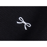Áo phông đen cổ điển dành cho nữ với chi tiết thêu nhỏ nhắn