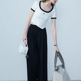 Áo phông trắng cổ điển dành cho nữ có viền đen và logo đặc trưng - Thanh lịch và sành điệu