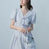 Pakaian Pinggang Cinched Biru Muda Wanita dengan Butang Hiasan - Lengan Pendek, Leher V