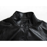스탠드업 칼라와 주름진 밑단이 있는 가죽 재킷