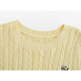 Sweater Lengan Pendek Knit Kabel Klasik dengan Monogram Bersulam