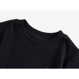 Áo phông đen cổ điển dành cho nữ với chi tiết thêu nhỏ nhắn