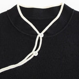 Áo thun ngắn tay có gân sang trọng với đường viền tương phản và chi tiết buộc dây