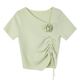 Áo ngắn tay sành điệu với đường viền cổ bất đối xứng và chi tiết xếp nếp