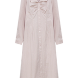 부드러운 칼라가 있는 우아한 버튼다운 미디 드레스