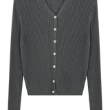 Sự thoải mái sang trọng: Áo cardigan cổ điển với họa tiết mềm mại và sự sang trọng khi cài cúc